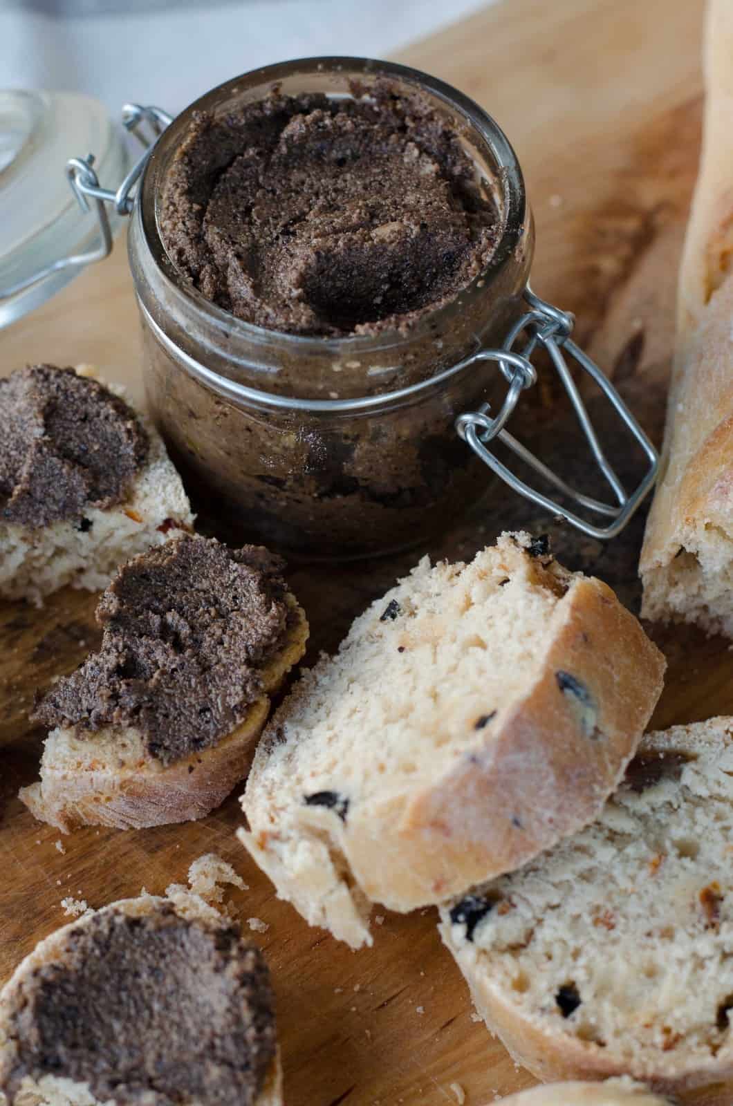 Pain aux olives et tomates séchées &amp; tapenade