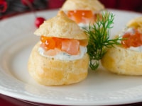 Gougères au saumon &amp; chantilly à l'aneth