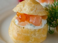 Gougères au saumon &amp; chantilly à l'aneth