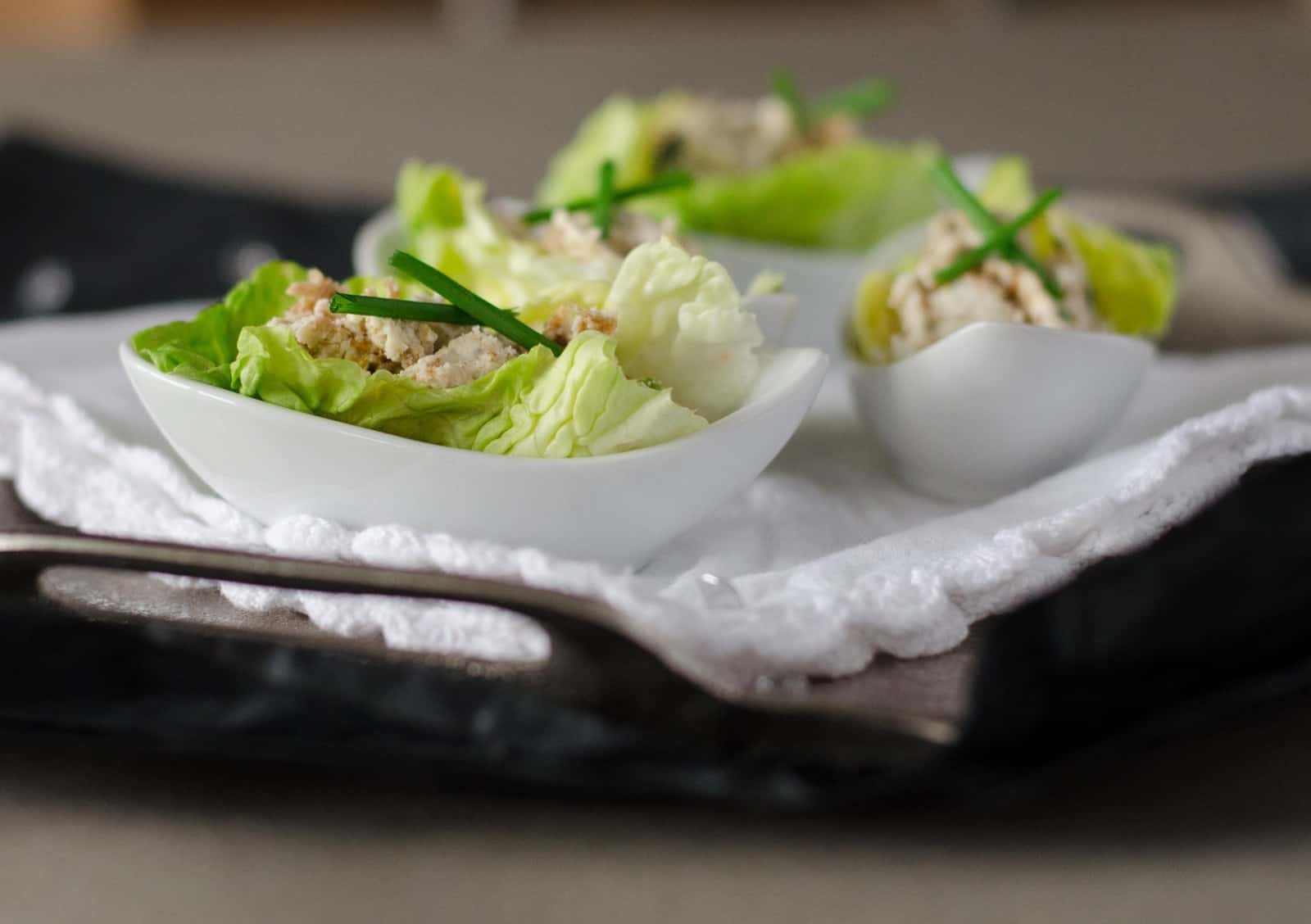 Barquettes de sucrine au chèvre &amp; fruits secs