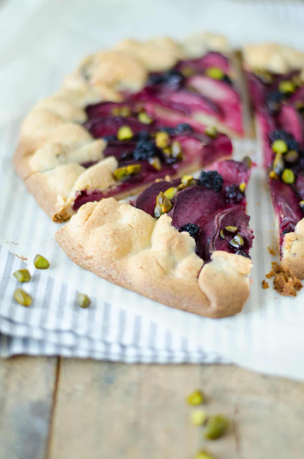 Tarte rustique mûres &amp; pêches de vigne