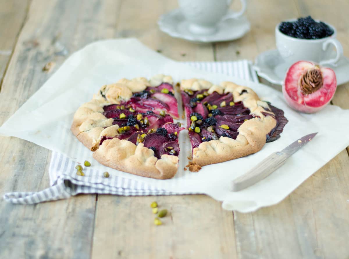 Tarte rustique mûres &amp; pêches de vigne