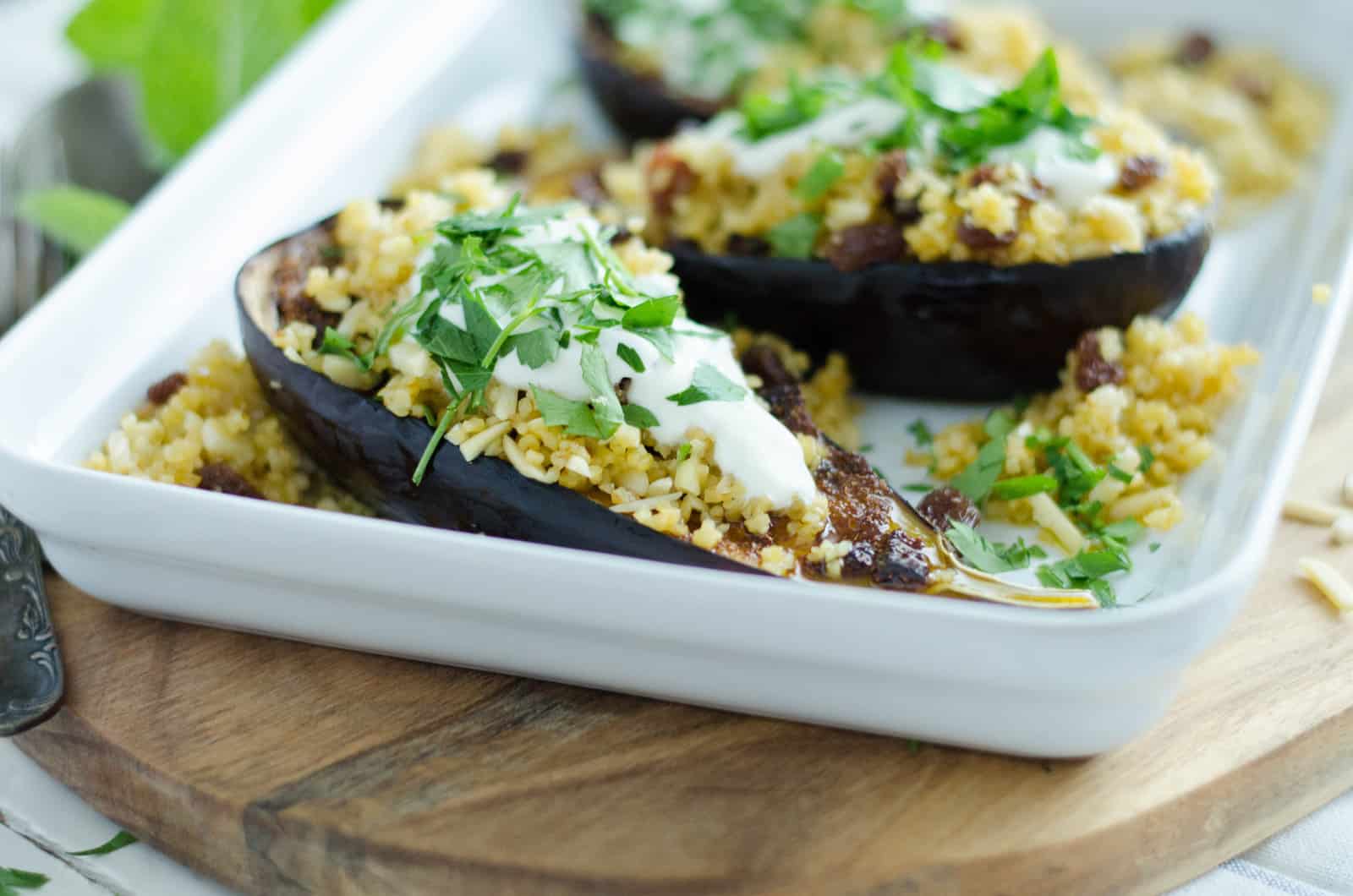 Aubergines à la chermoula, boulgour aux amandes et aux raisins &amp; sauce au yaourt